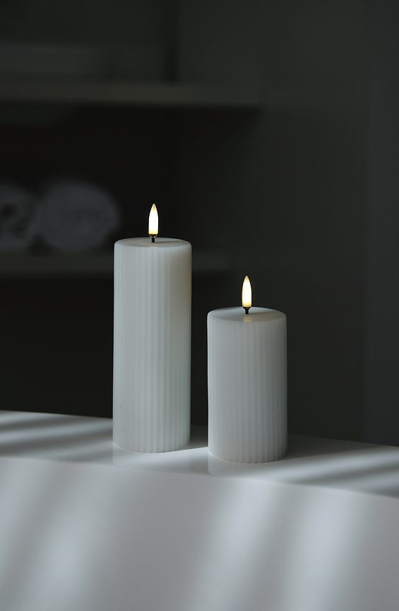 LED Kerze mit Batterie, 2 Größen in Weiß Geriffelt – MATIRI LIVING